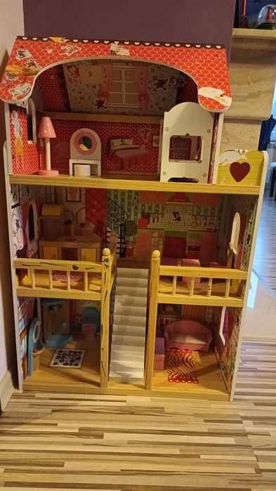 Domek piętrowy dla lalek