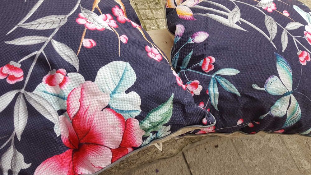 Almofadas com etiqueta