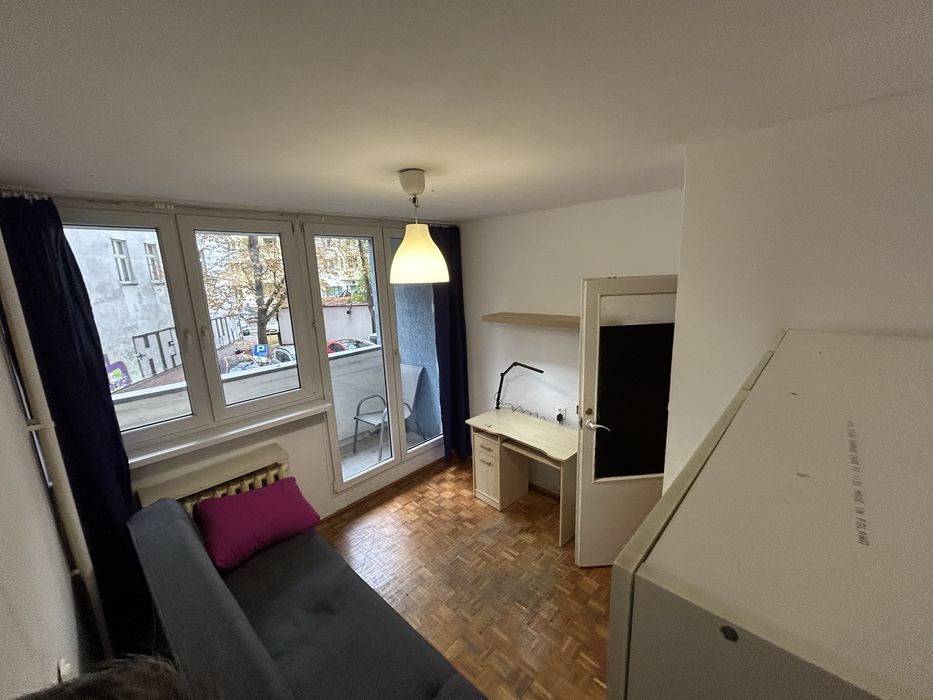Pokoj dla jednej osoby. Wolny. Dokonale polozony. Balkon.