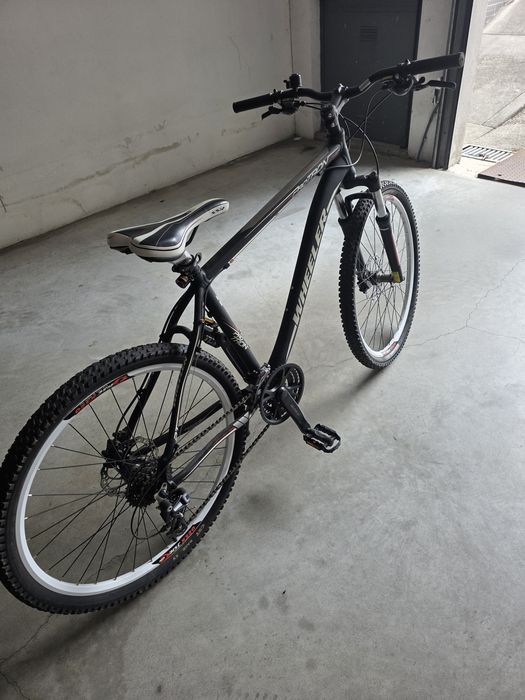 Bicicleta com travões de disco e a óleo