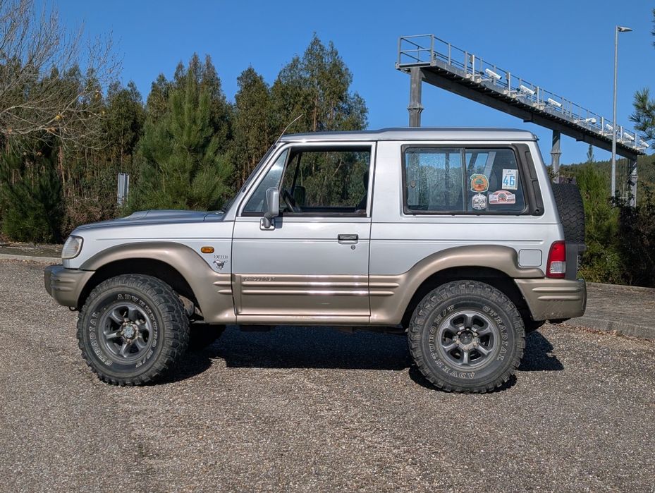 Hyundai Galloper 2.5 c/ Material e Pneus Averbados