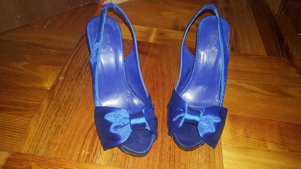 Śliczne szpilki niebieskie