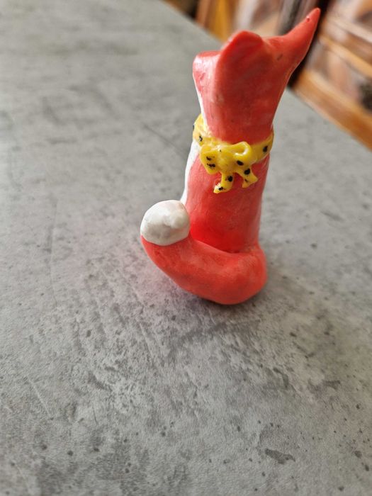Raposa feita em argila uma imagem única