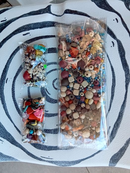 Lote de missangas 3 sacos cheios para artesanato bijuteria