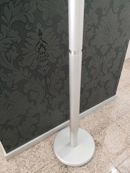 Cabide prateado com altura de 1,63 cm