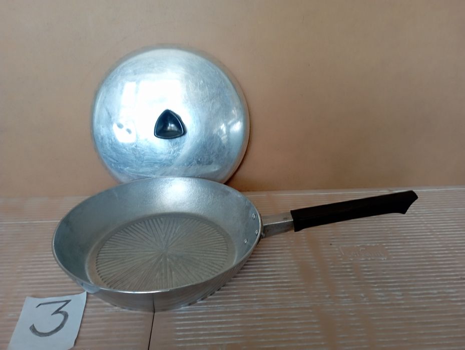 Алюминиевая сковорода.