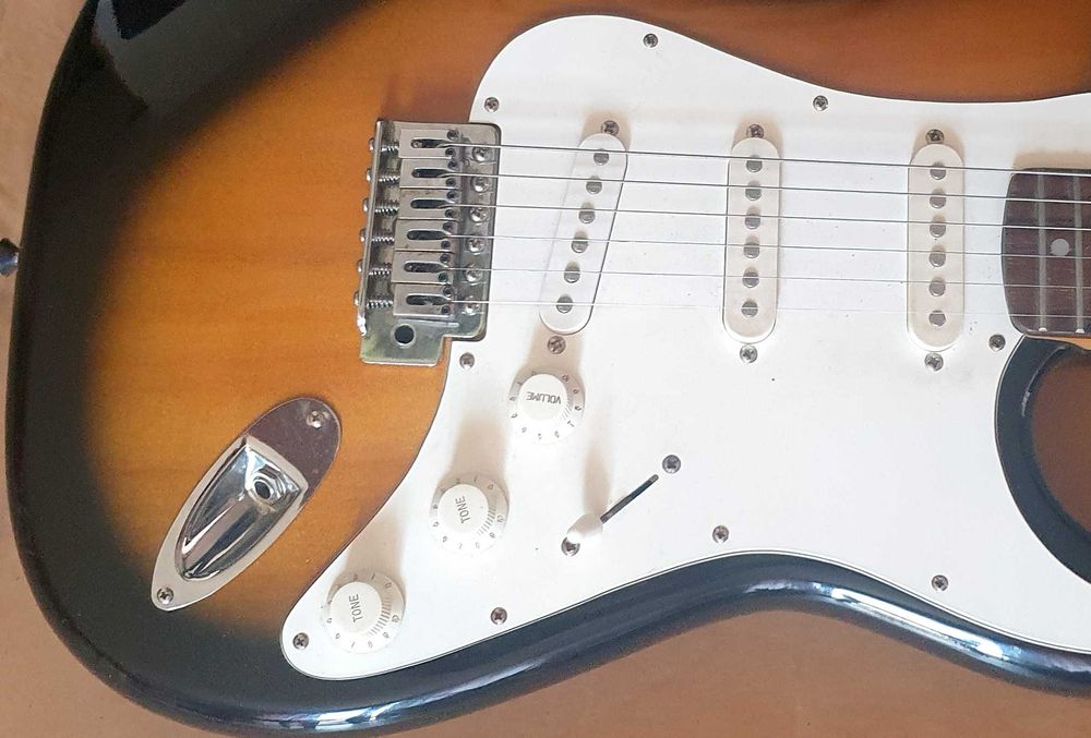 Vendo guitara elétrica Epiphone EPI S300, de 1995. Imaculada!