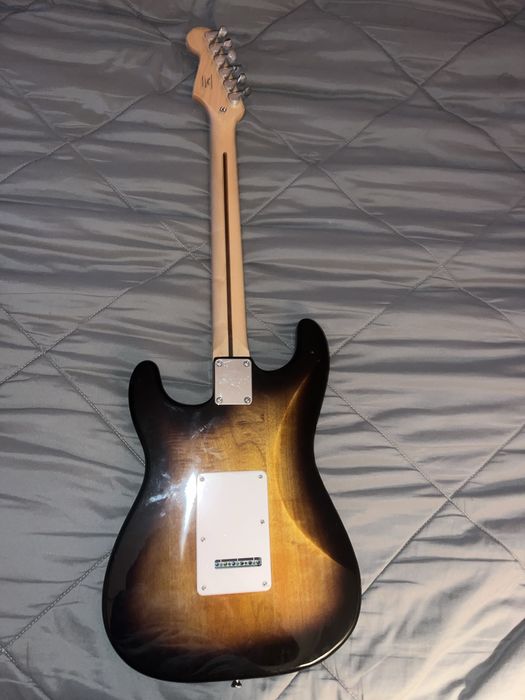 Guitarra Fender + amplificador + tripé