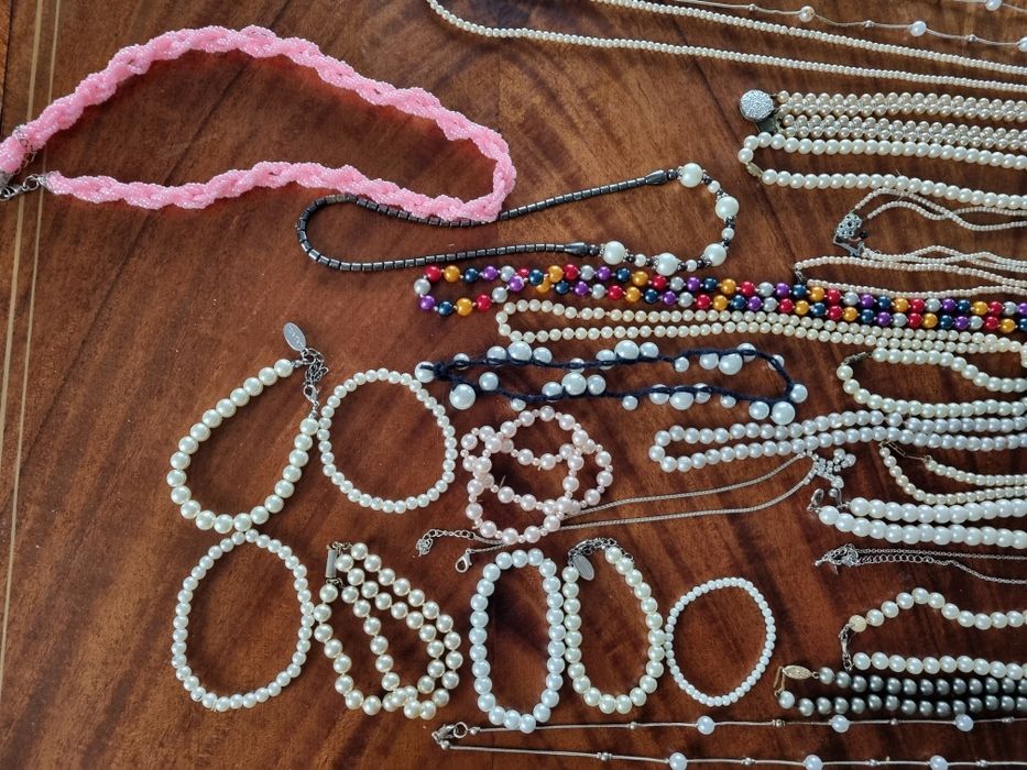 Naszyjnik, bransoletki i kolczyki ze sztucznych perełek.