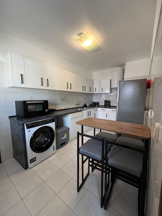 Quarto de casal mobiliado, em moradia renovada com jardim amplo