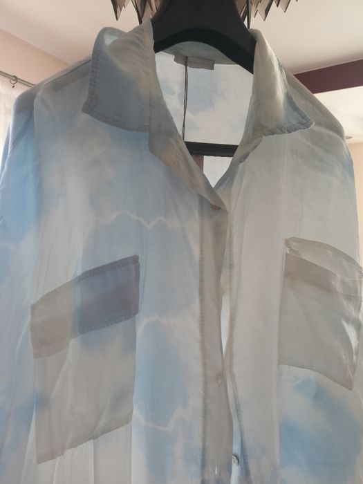 Sprzedam włoską, białą w błękitne obłoczki koszulę