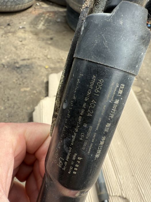 Електроамортизатор привід кришки багажника Nissan X-Trail T32 Rogue