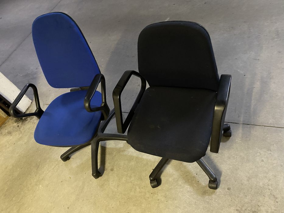 Duas cadeiras de escritorio