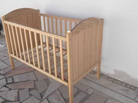 Cama de bébé em pinho