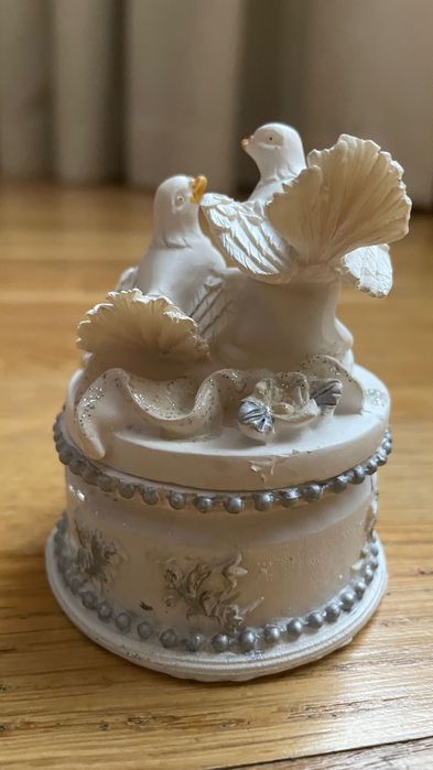 Шкатулка  Дерево різьба  та Голуби пластік роспис