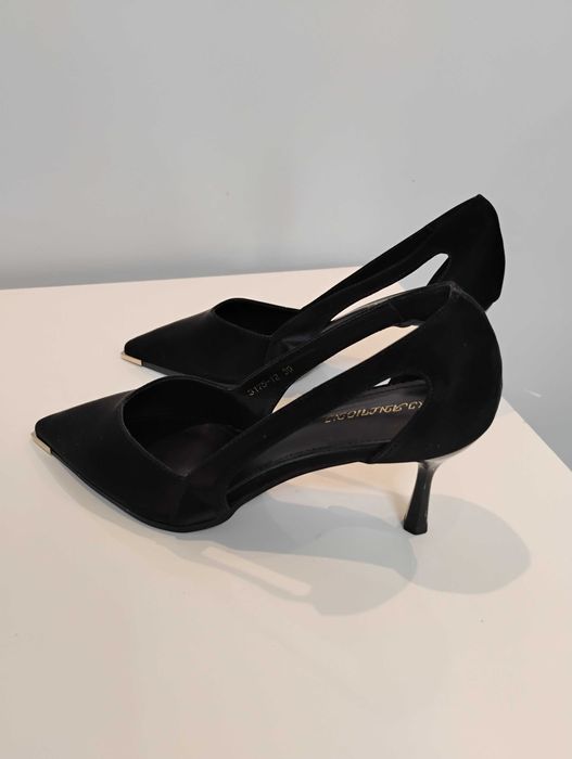 Czarne Szpilki z wycięciem z boku