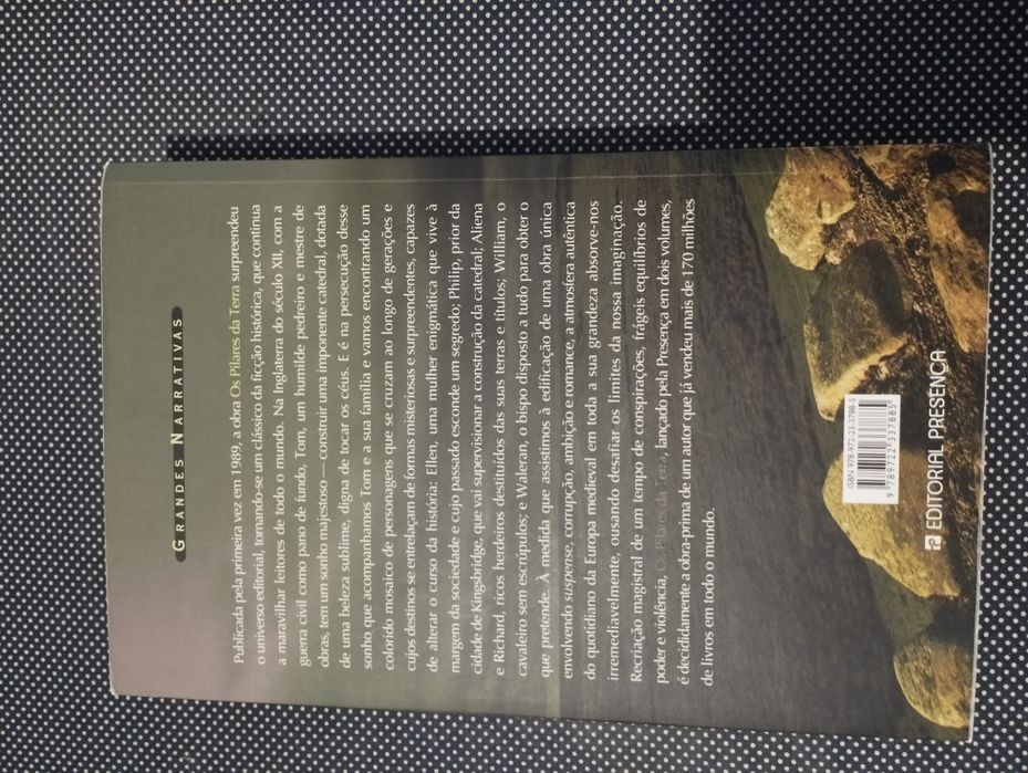 Livro "Os pilares da Terra" volume 1