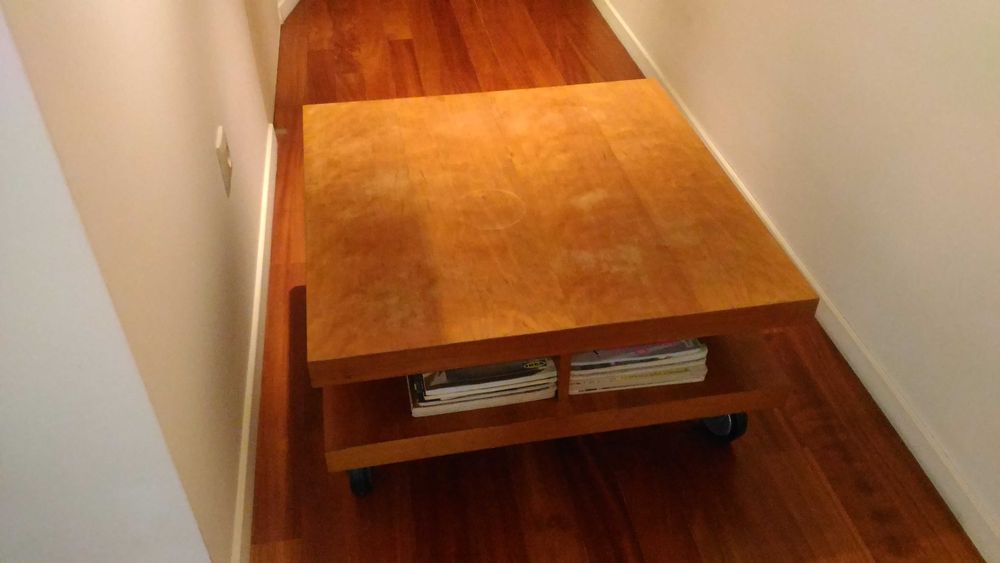 Mesa de centro em madeira de cerejeira.