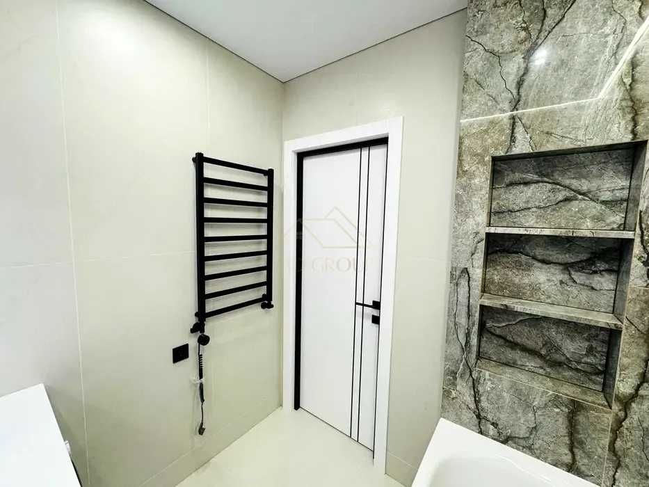 НОВА!!!  2 кім. квартира з ремонтом та меблями В ЦЕНТРІ