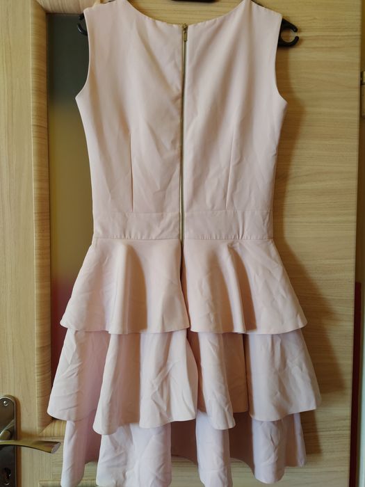 Sukienka puder jasny róż falbanki