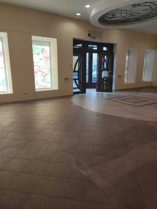 Широкий фасад на оживленном перекрестке возле Привоза!