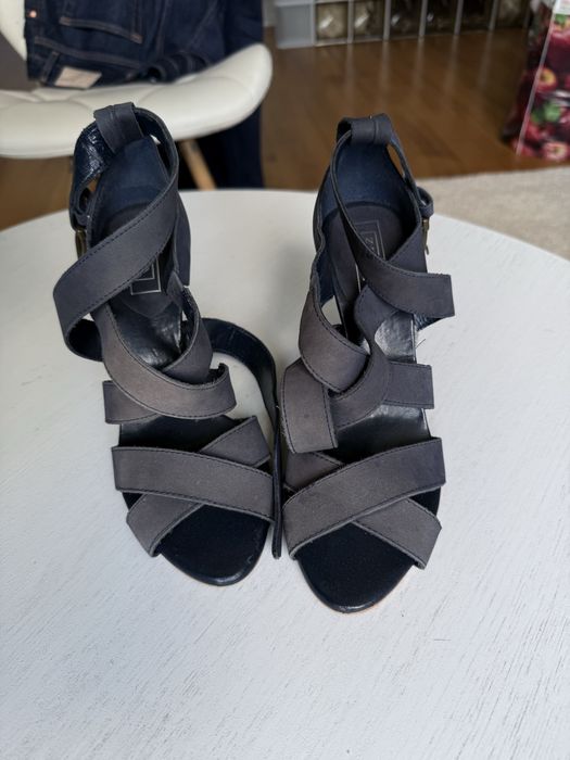 sandałki na obcasie