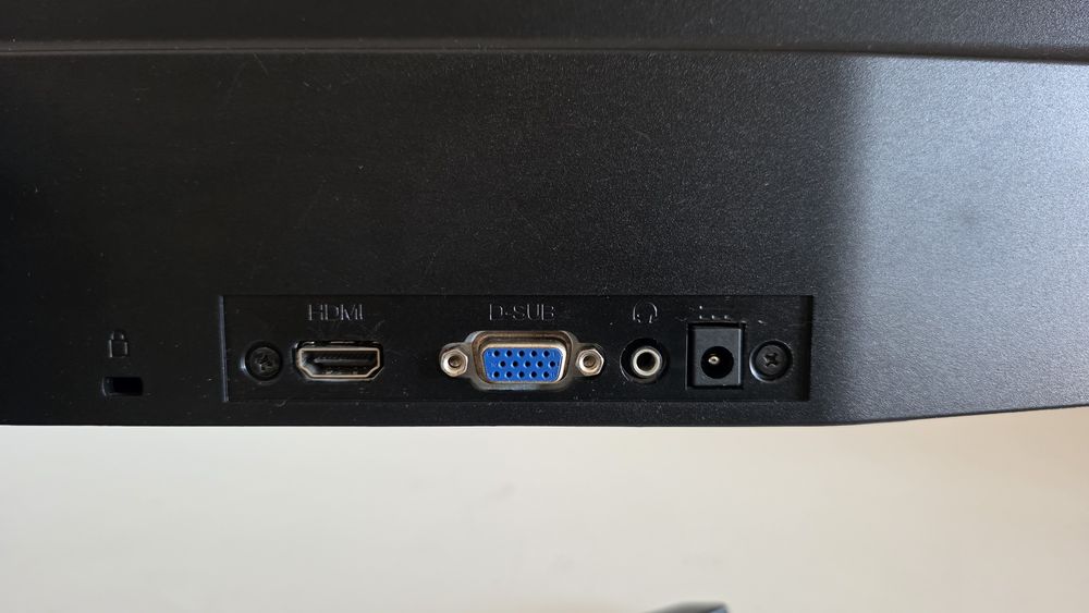 Monitor 22" AOC com cabo HDMI de oferta