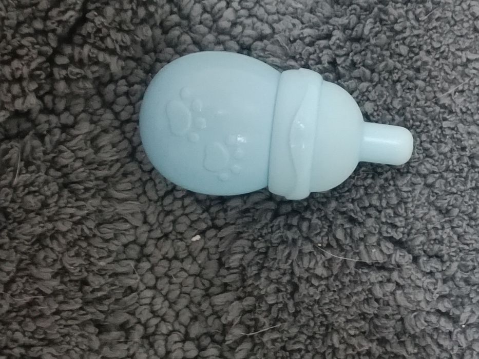 Brinquedo de gatinha com biberão do gênero femenino