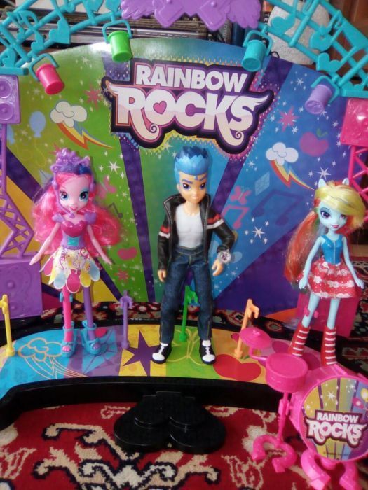 Zestaw Equestria Girls - scena - auto - lalki