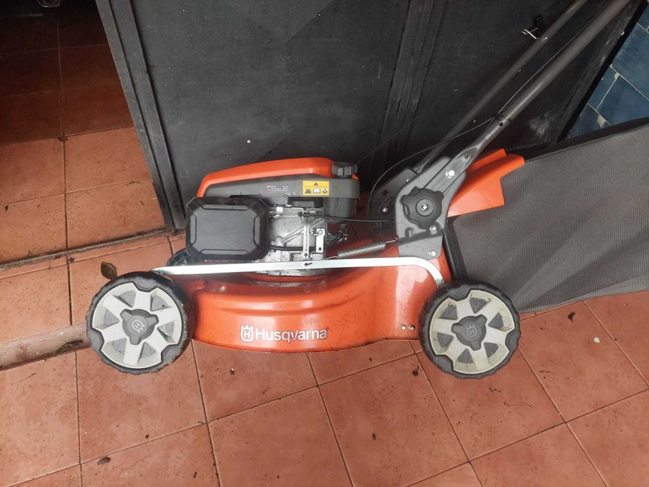 Corta relva Husqvarna LC151