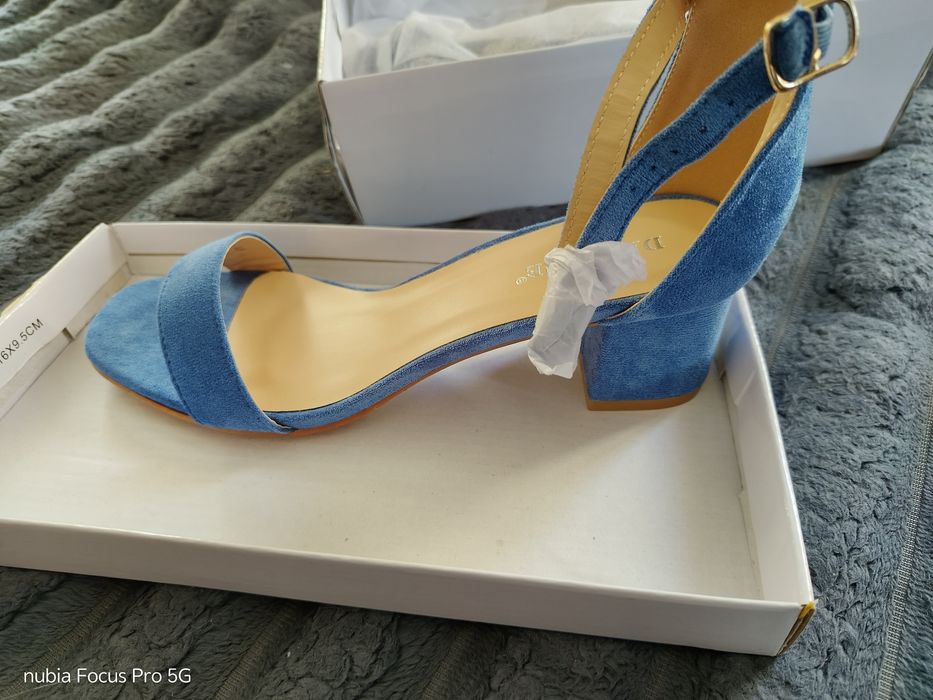 Продам босоніжки