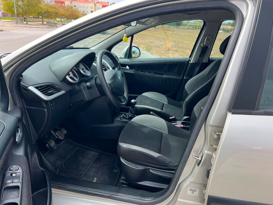 Peugeot 207 Hatchback 1.4 16V, a gasolina, de novembro de 2008, com 124.000 km