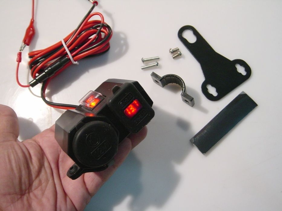 Carregador universal com voltímetro ficha de isqueiro e USB64551556512259123