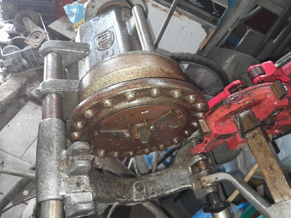 Máquina de Roscar Tubo 1/8" a 2"