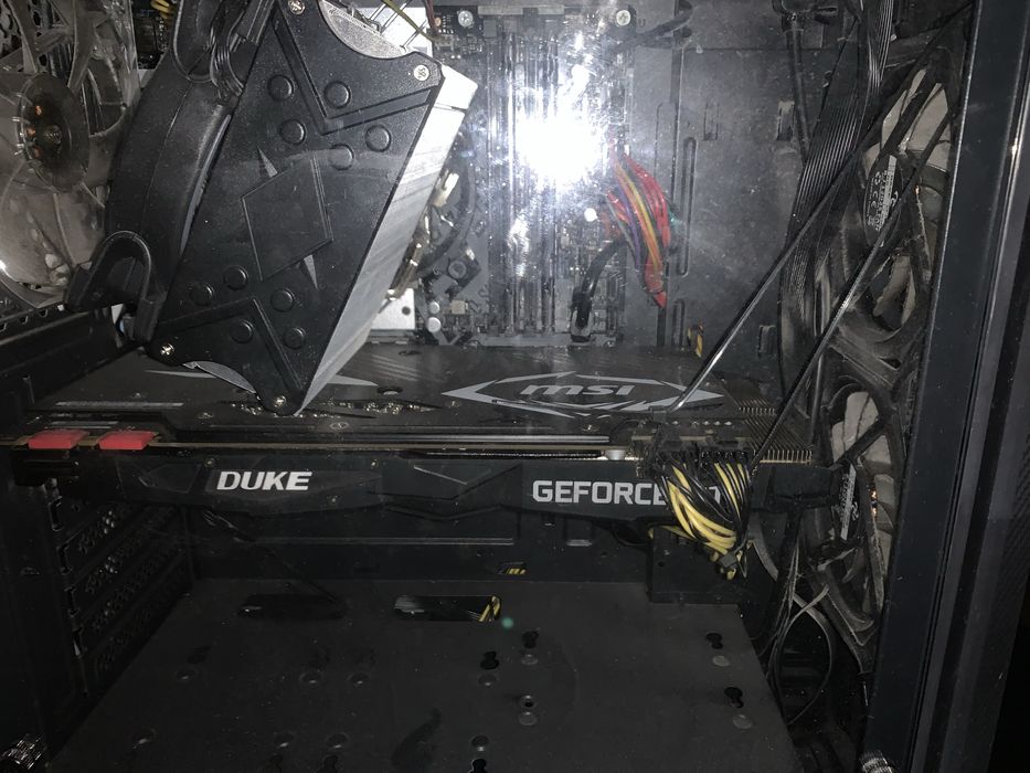 Полный сетап, монитор, ПК, мышка, клавиатура.