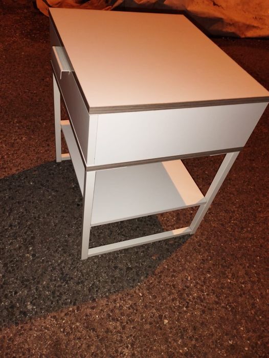 Mesa de cabeceira moderna- NOVA