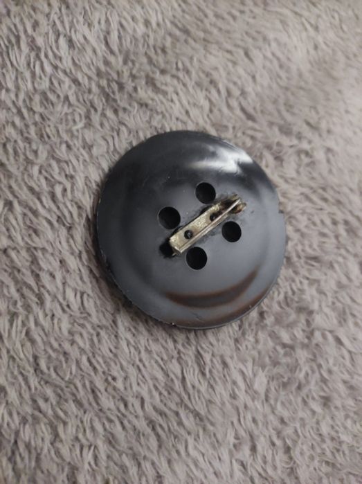 Broszka  czarny guzik PRL