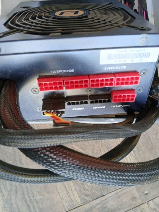 Монитор, мощный блок питания, клавиатура колонки