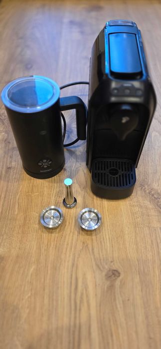 Ekspres do kawy Tchibo Cafissimo Easy + kapsułki + spieniacz mleka