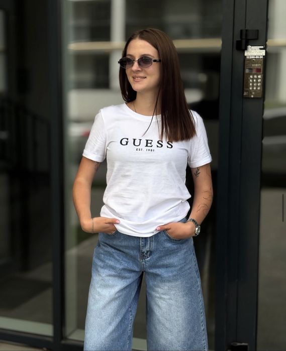 Базова футболка біла чорна Guess