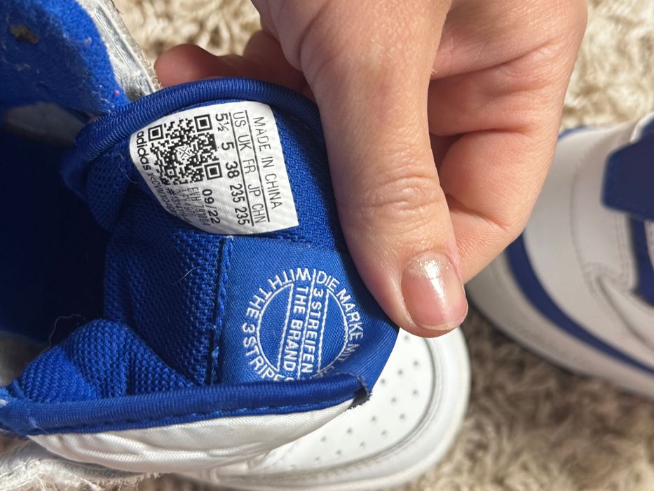 Баскетбольні кросівки Adidas Forum Mid білого кольору з синіми деталями