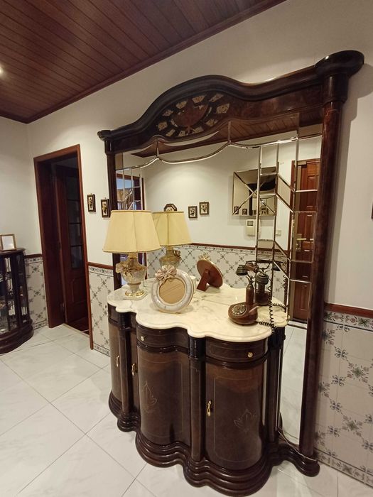 Móvel aparador em madeira e espelho