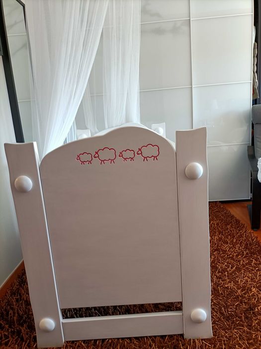 Berço de bebé em madeira maciça.