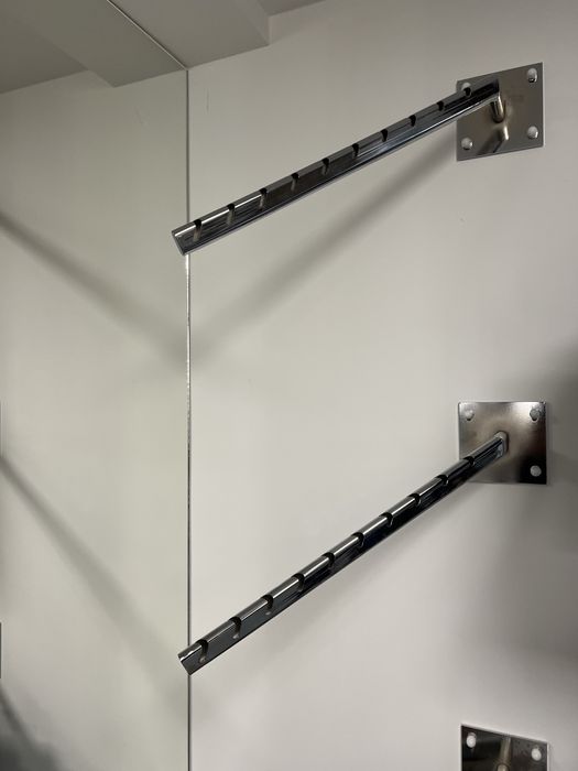 Wieszak skośny chromowany