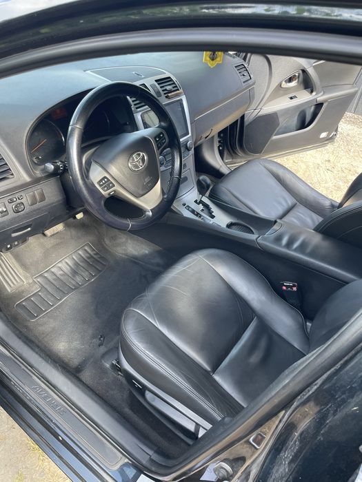 Tayota avensis 2011