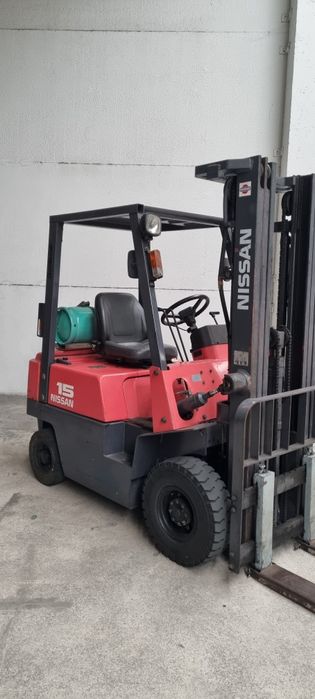 Empilhador Nissan  a gás 1500kg