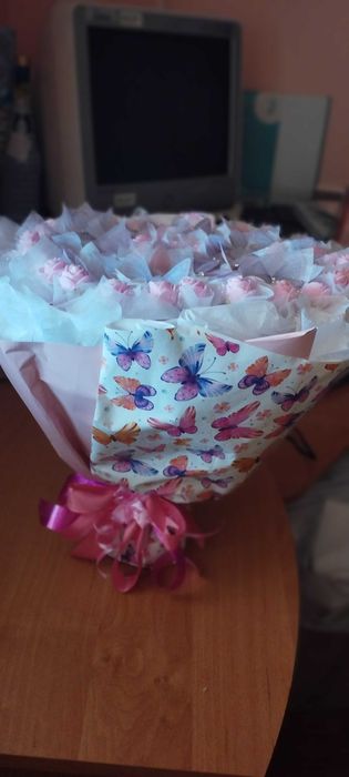 Букет з метеликів і квітів