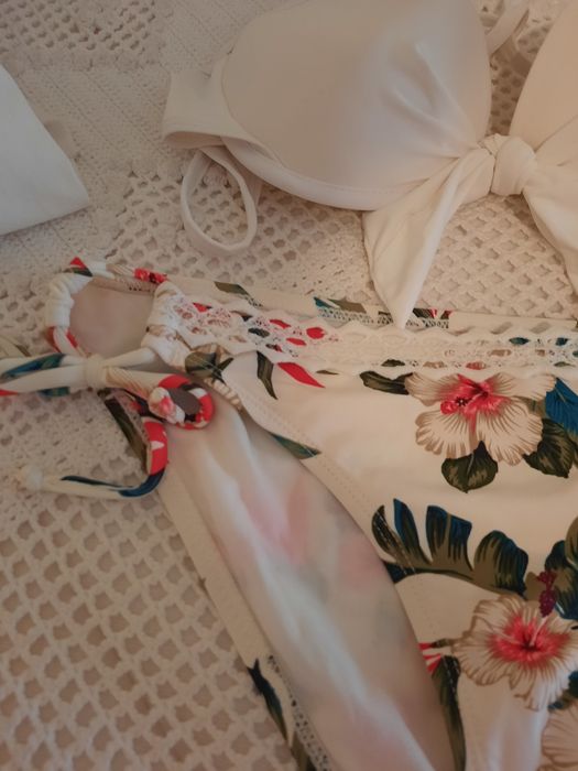 Vendo biquíni estampado e branco