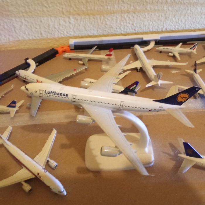 Vários modelos de aviões de miniatura