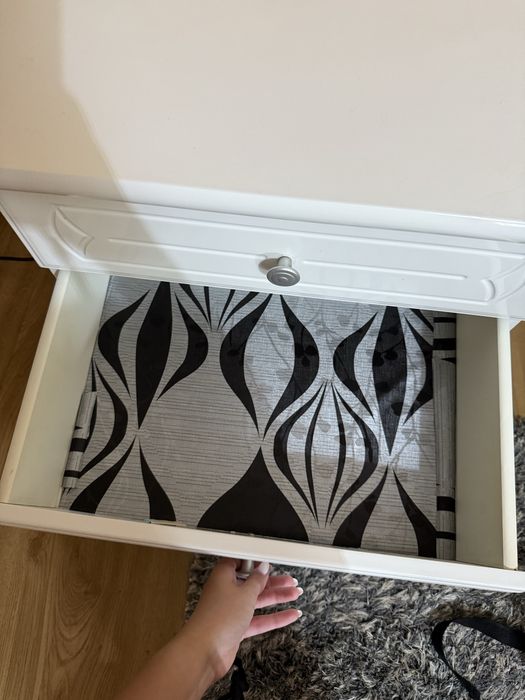 Conjunto (1) cómoda c/ espelho 4 gav. + (2) mesas de cabeceira brancas